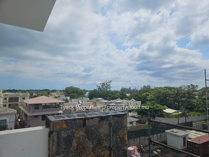 Exclusive Penthouse for Sale in Péreybère – 3 Bedrooms, Private Balcony & Shared Pool