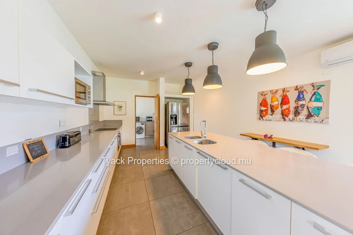Luxury 4-Bedroom Villa with Concierge Services and Mountain Views – Rivière Noire