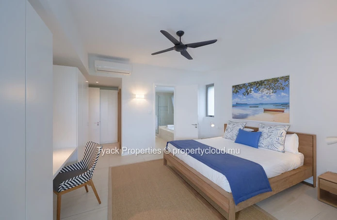Apartment with Exceptional Lagoon Access