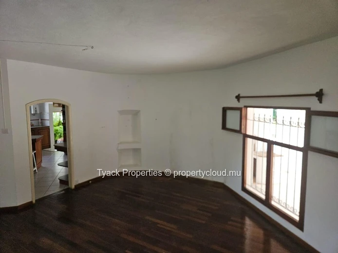 Villa for Sale in Pereybere – Spacious Home with Pool and Garden