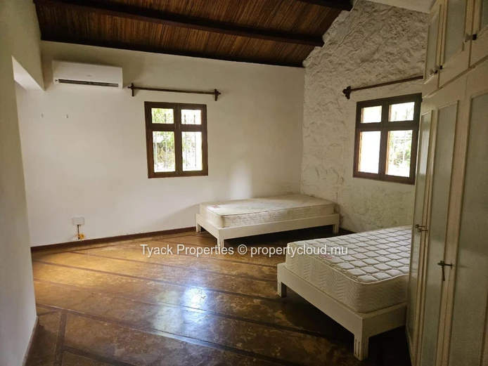 Villa for Sale in Pereybere – Spacious Home with Pool and Garden