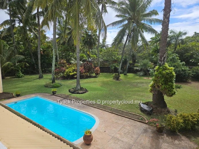 Villa for Sale in Pereybere – Spacious Home with Pool and Garden