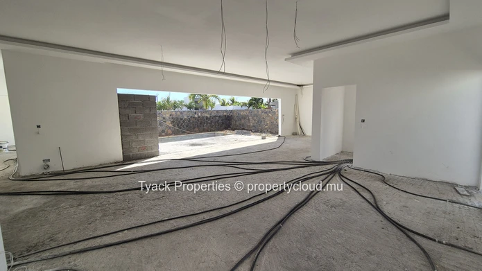 Luxury 4-Bedroom Villa for Sale Near La Croisette – Private Pool & Contemporary Design