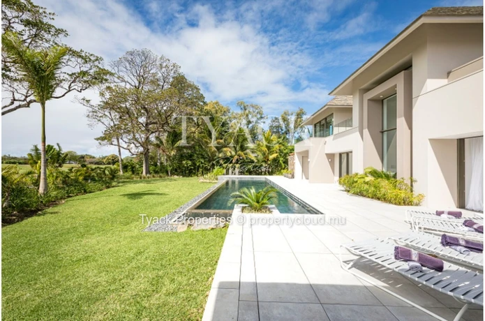 Luxurious Golfside Villa Retreat