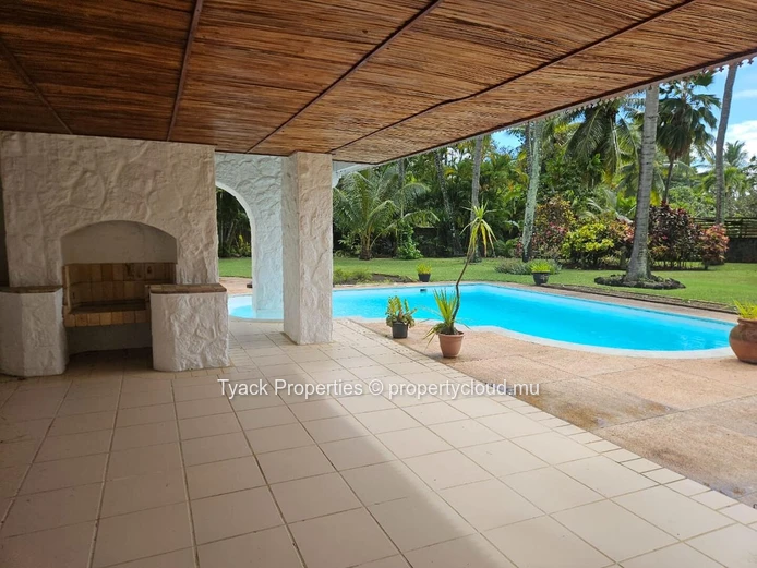 Villa for Sale in Pereybere – Spacious Home with Pool and Garden