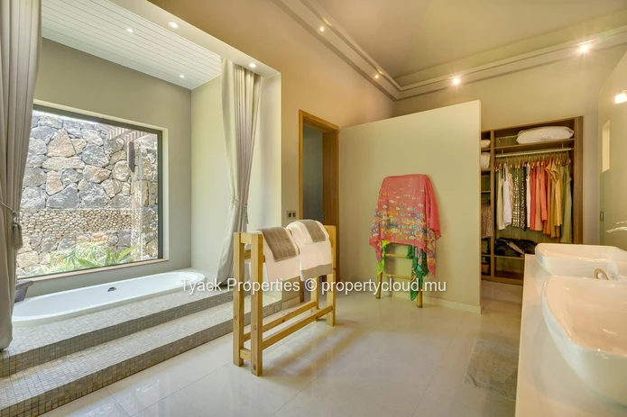 Luxury Villa with Private Pool and Spacious Living – Grand Baie