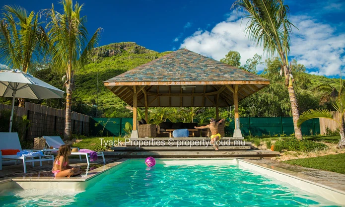 Villa RES à Vendre – Luxe et Nature Réunies, Rivière Noire