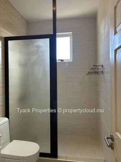 Duplex Moderne avec Jacuzzi à Vendre – 3 Chambres à Pointe aux Piments