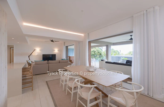 Apartment with Exceptional Lagoon Access