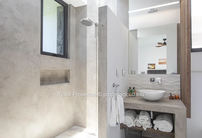 Élégante villa contemporaine avec vue imprenable sur le golf