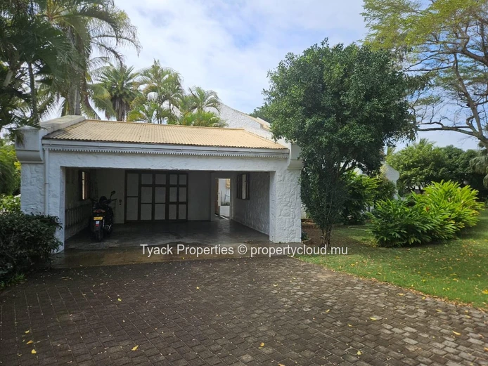 Villa for Sale in Pereybere – Spacious Home with Pool and Garden