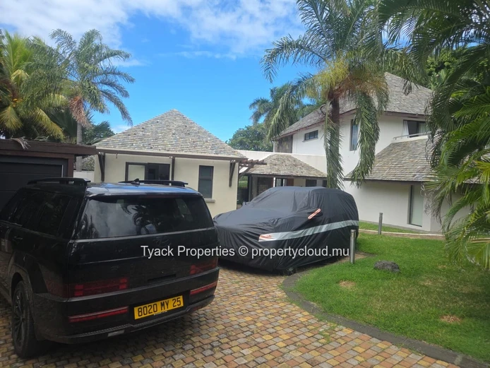 Grand Villa of 600m2 with Private Pool and Expansive Garden Retreat