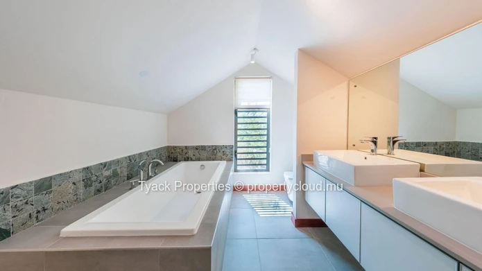 Villa de luxe de 4 chambres à vendre à Tamarin – Régime RES