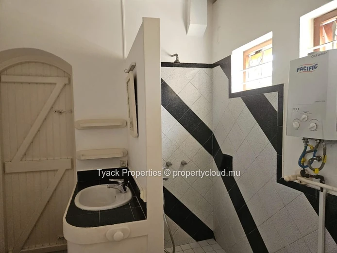 Villa for Sale in Pereybere – Spacious Home with Pool and Garden