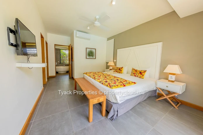 Luxury 4-Bedroom Villa with Concierge Services and Mountain Views – Rivière Noire