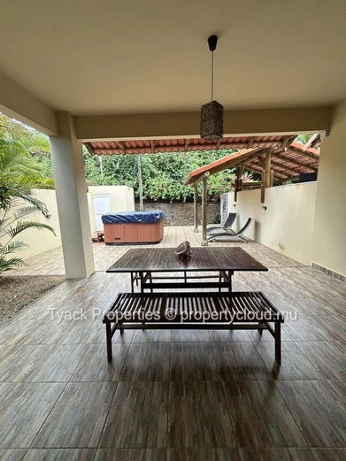 Duplex Moderne avec Jacuzzi à Vendre – 3 Chambres à Pointe aux Piments