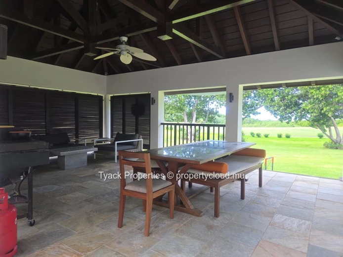 Grand Villa of 600m2 with Private Pool and Expansive Garden Retreat