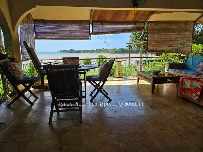 Villa en Bord de Mer à Vendre – Vue Panoramique et Élégance Côtière