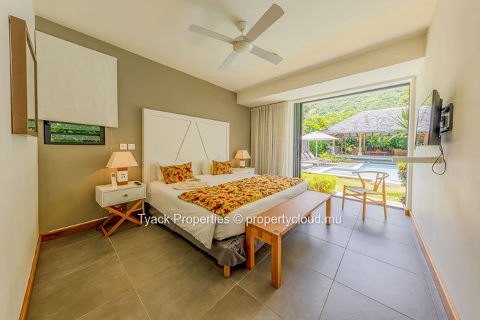 Luxury 4-Bedroom Villa with Concierge Services and Mountain Views – Rivière Noire