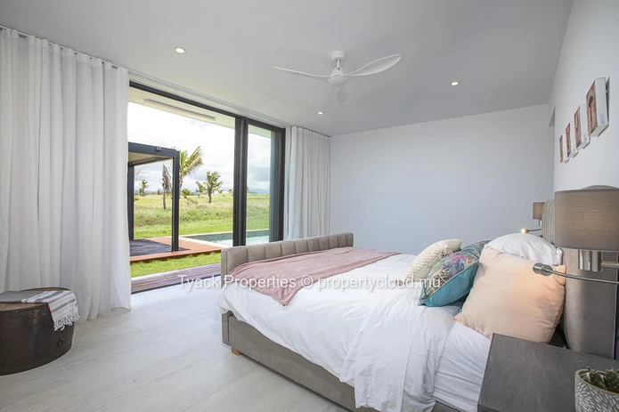 Élégante villa contemporaine avec vue imprenable sur le golf